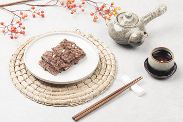  Sirutteok is a rice cake made by mixing rice cake powder with beans or red beans and steaming it without putting a layer on it.