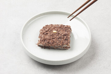  Sirutteok is a rice cake made by mixing rice cake powder with beans or red beans and steaming it without putting a layer on it.