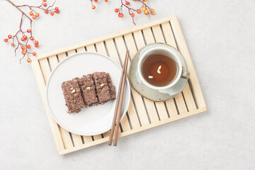  Sirutteok is a rice cake made by mixing rice cake powder with beans or red beans and steaming it without putting a layer on it.