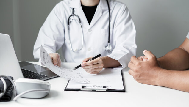 Female doctors who treat patients make an appointment to listen to the results after a physical examination and explain medical information and diagnose the disease. Medical concepts and good health