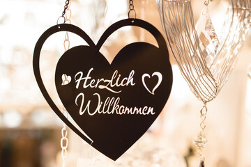Ein schönes Herz mit Schriftzug: "Herzlich willkommen"