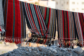 Teppiche hängen an einer Leine draußen im Oman