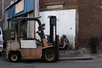 주택가 길가에 세워진 지게차의 모습
