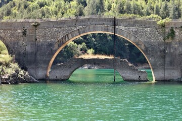 Villalago - Arcate del ponte sul lago di San Domenico dal sentiero