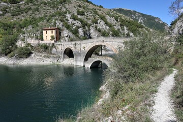 Villalago - Ponti sul lago di San Domenico dal sentiero