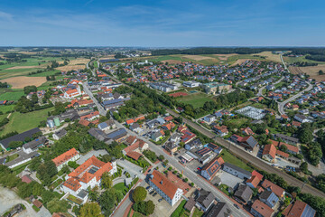 Die Gemeinde Neufahrn in Niederbayern aus der Vogelperspektive