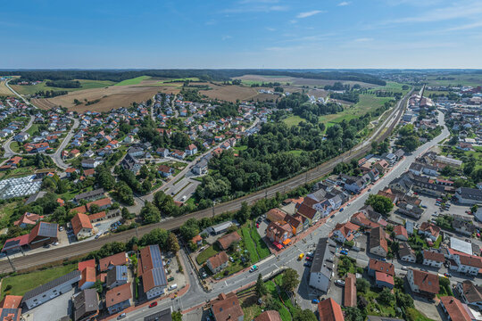 Ausblick auf Neufahrn an der Kleinen Laber an einem sonnigen Sommertag