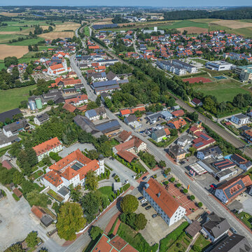 Ausblick auf Neufahrn an der Kleinen Laber an einem sonnigen Sommertag