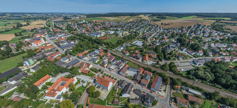 Ausblick auf Neufahrn an der Kleinen Laber an einem sonnigen Sommertag
