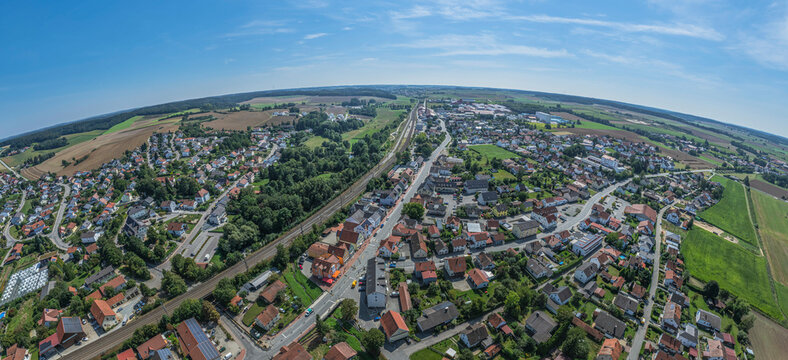 Ausblick auf Neufahrn an der Kleinen Laber an einem sonnigen Sommertag