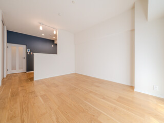 ネイビーアクセントのシンプルなリビング