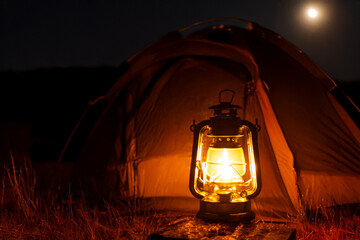 夜のテントとランタン © 歌うカメラマン