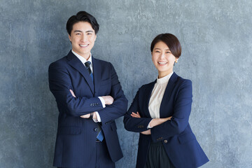 スーツのビジネスマン男女