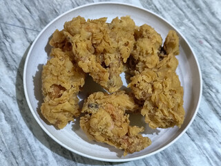 Crispy fried chicken from Indonesia is crispy and delicious.