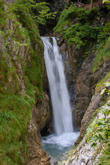 Naklejka premium Wasserfall in den Alpen als Langzeitbelichtung