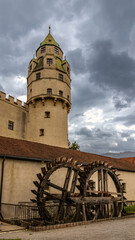 Wassermühle in Hall, Österreich in Tirol. Himmel dramatisch
