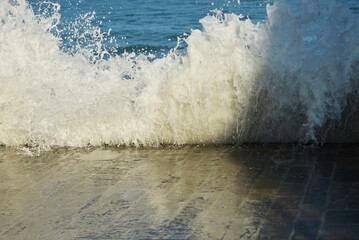 Saint-Malo, Grandes Marées - Marée haute, brise-lames, éclaboussures, vagues et plage, promenade