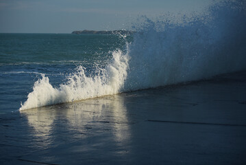 Saint-Malo, Grandes Marées - Marée haute, brise-lames, éclaboussures, vagues et plage, promenade