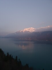 Brienzersee und Landschaft im Berner Oberland Schweiz.