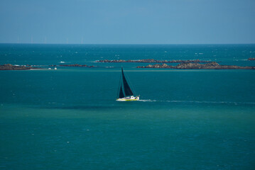 Saint-Quay-Portrieux, piscine naturelle et plongeoir - C&ocirc;tes d&rsquo;Armor, Bretagne - voilier