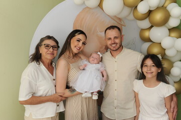 familia com bebe em seu batizado  © Alexandre