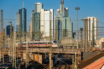 Ein- oder ausfahrender ICE-Zug im Hauptbahnhof Frankfurt am Main mit Hochhäusern des Bankenviertels im Hintergrund