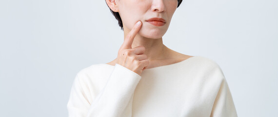口もとを気にする女性