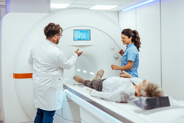 Obraz premium Medical Professionals Assisting a Patient Undergoing an MRI Scan Procedure