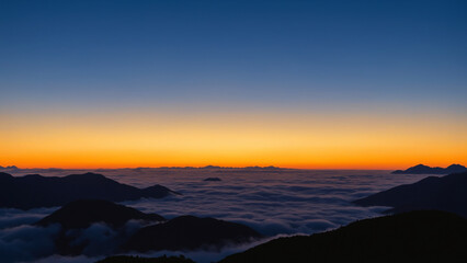 Obraz premium Breathtaking Sunrise Over Rolling Mountainous Landscape and Scenic Clouds