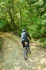 Naklejka premium Sports mountain bike slopes. An athlete on a bicycle