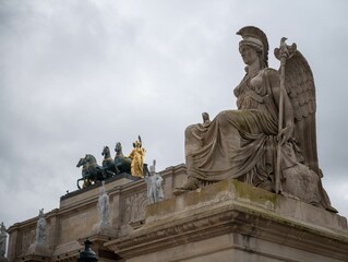 Obraz premium Majestic statue and chariot in Paris