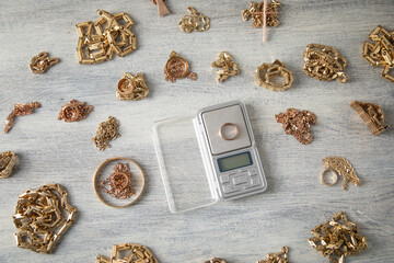 Digital scale of gold with a jewelry.