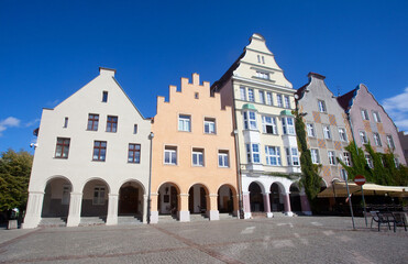 Zabytkowe kamienice z gotyckimi arkadami na rynku staromiejskim, Olsztyn, Polska, Historic tenement houses with Gothic arcades on the Old Town Square, Olsztyn, Poland