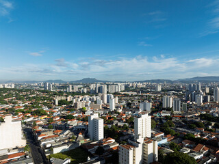 Obraz premium A Lapa, um dos bairros mais tradicionais de São Paulo, ganha uma nova dimensão vista do alto. Com imagens captadas por drone, é possível apreciar sua dinâmica urbana, a mistura de construções históric
