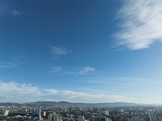 A Lapa, um dos bairros mais tradicionais de São Paulo, ganha uma nova dimensão vista do alto. Com imagens captadas por drone, é possível apreciar sua dinâmica urbana, a mistura de construções históric