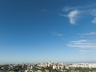 A Lapa, um dos bairros mais tradicionais de São Paulo, ganha uma nova dimensão vista do alto. Com imagens captadas por drone, é possível apreciar sua dinâmica urbana, a mistura de construções históric