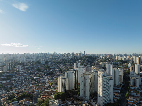 A Lapa, um dos bairros mais tradicionais de S&atilde;o Paulo, ganha uma nova dimens&atilde;o vista do alto. Com imagens captadas por drone, &eacute; poss&iacute;vel apreciar sua din&acirc;mica urbana, a mistura de constru&ccedil;&otilde;es hist&oacute;ric