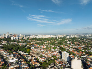 A Lapa, um dos bairros mais tradicionais de São Paulo, ganha uma nova dimensão vista do alto. Com imagens captadas por drone, é possível apreciar sua dinâmica urbana, a mistura de construções históric