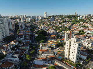 A Lapa, um dos bairros mais tradicionais de S&atilde;o Paulo, ganha uma nova dimens&atilde;o vista do alto. Com imagens captadas por drone, &eacute; poss&iacute;vel apreciar sua din&acirc;mica urbana, a mistura de constru&ccedil;&otilde;es hist&oacute;ric