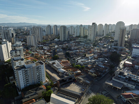 A Lapa, um dos bairros mais tradicionais de S&atilde;o Paulo, ganha uma nova dimens&atilde;o vista do alto. Com imagens captadas por drone, &eacute; poss&iacute;vel apreciar sua din&acirc;mica urbana, a mistura de constru&ccedil;&otilde;es hist&oacute;ric