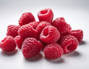 Fotograf&iacute;a profesional, de unas frambuesas, Fondo blanco, grados realista, 4k
