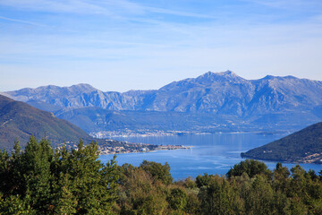 Obraz premium panoramic view of a mountainous, coastal landscape