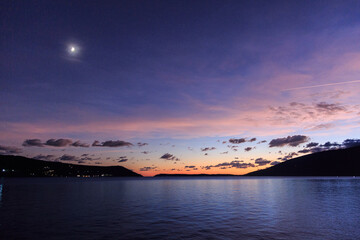 captures a breathtaking sunset over a tranquil body of water