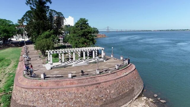 Imagen de dron de la costanera vieja de Corrientes, Argentina