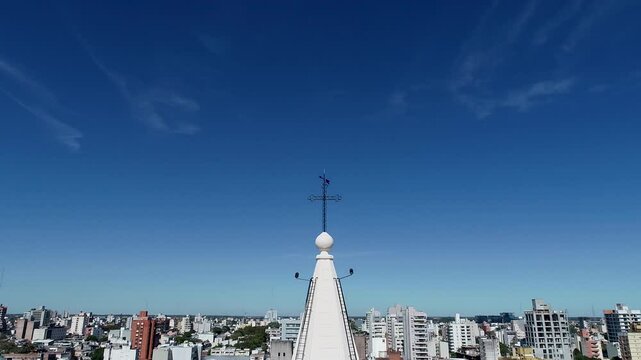 Imagen de dron de un edificio p&uacute;blico de la costanera vieja de Corrientes, Argentina