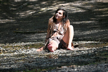 Mittelalter Frau Barbarin am Fluss