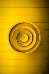 Astratto in giallo del bocchettone di un impianto di aerazione 