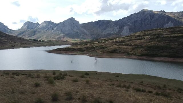 Panoramic view from left to right of the mountains surrounding the Luna Reservoir in Le&oacute;n - 535
