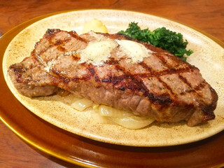 レストランのジューシーで肉厚なビーフステーキ