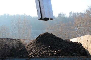 Klärschlamm wird in einer Kläranlage in einen Container gefüllt
